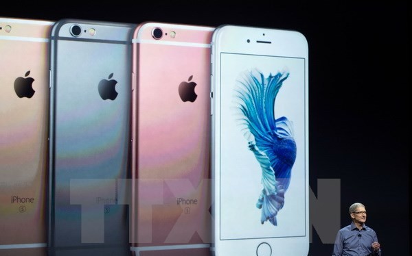 Giám đốc điều hành của Apple Tim Cook giới thiệu iPhone 6S và iPhone 6S Plus tại sự kiện ngày 9/9/2015.