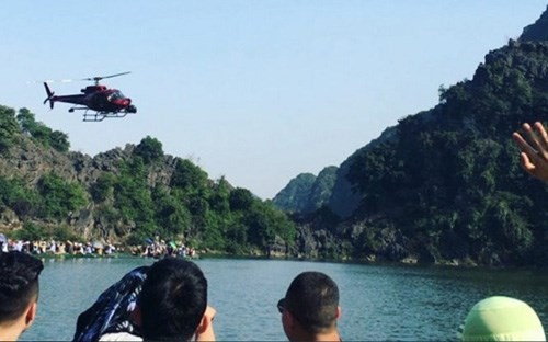 Rất đông du khách đi thăm Tràng An chứng kiến cảnh trực thăng của đoàn phim "Kong: Skull Island". Quá trình đoàn phim bom tấn Mỹ làm việc ở Việt Nam thu hút đông đảo khách thập phương đến Ninh Bình.