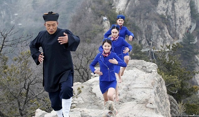 Trong trang phục tiếp viên màu xanh, chỉ thiếu đôi giày cao gót, những nữ tiếp viên hàng không trẻ đẹp ở Trung Quốc học theo hướng dẫn của một bậc thầy kungfu đạo Lão để có ý chí kiên cường.