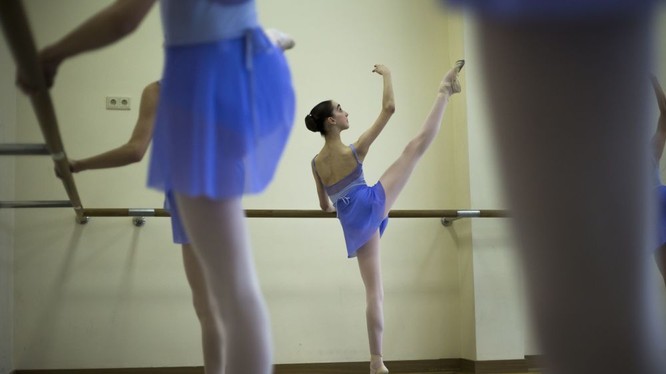 Nữ nghệ sĩ ballet Mỹ Harper Ortlieb trong giờ học tại Học viện Múa Matxcơva 