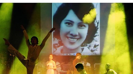 Hình ảnh người vợ quá cố của nhạc sĩ Thanh Tùng xuất hiện trên sân khấu. Ảnh: Gia đình & Xã hội.
