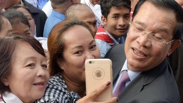 Thủ tướng Hun Sen (bìa phải) gần đây đã tỏ ra rất chuộng công nghệ - Ảnh: AFP
