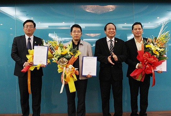 Thứ trưởng Bộ TT&TT Trương Minh Tuấn trao quyết định bổ nhiệm cho các cán bộ lãnh đạo của Cục Báo chí, Nhà xuất bản TT&TT và Cục PTTH&TTĐT (Nguồn ảnh: mic.gov.vn)