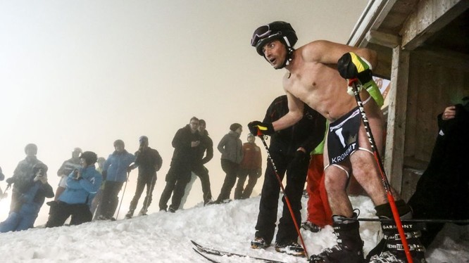 Thí sinh cuộc đua "Naked Slalom Skirace" tại khu nghỉ trượt tuyết Steinach am Brenner, Áo