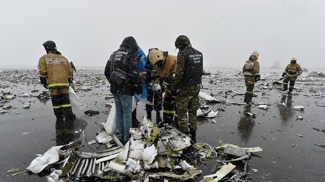Chiếc máy bay chở khách Boeing 737-800 bay từ Dubai tới, đã bị rơi ở Rostov-na-Donu vào đêm sang ngày thứ Bảy. Trên khoang có 62 người — 55 hành khách và 7 thành viên phi hành đoàn, tất cả đều tử vong. 