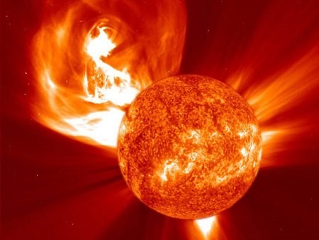 Một vụ nổ Mặt trời siêu mạnh có thể đe dọa đến nhân loại. Ảnh minh họa: Daily Mail