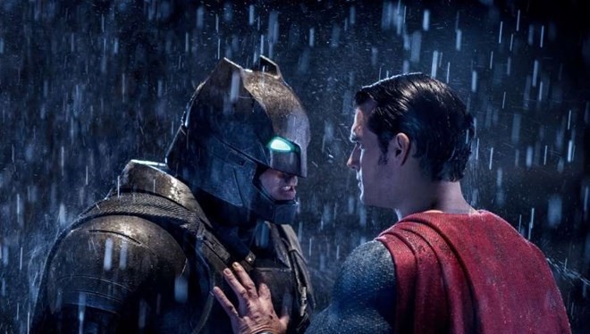 Batman và Superman đối đầu trong "Ánh sáng công lý) (Nguồn: Warner Bros)
