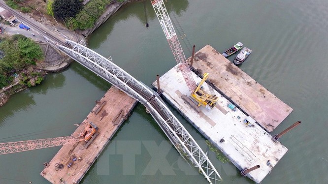 Ngày 27/3, Tổng Công ty xây dựng công trình giao thông 1-Cienco 1 đã bắt đầu trục vớt phần cầu Ghềnh bị sập sau vụ tai nạn sà lan chở cát đâm sập 2 nhịp.