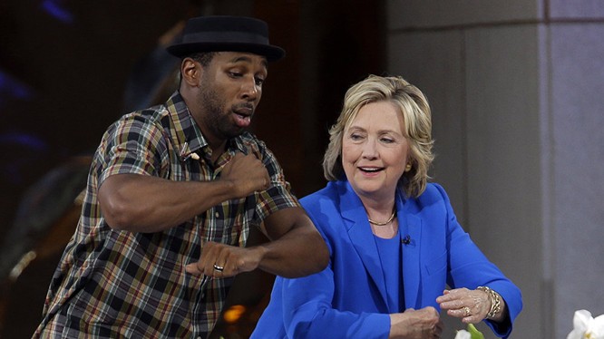 Ứng viên Tổng thống Hoa Kỳ Hillary Clinton khiêu vũ với DJ Stephen "tWitch” Boss ở New York, năm 2015 Đọc thêm: http://vn.sputniknews.com/photo/20160327/1394171.html#ixzz44AGxFshk