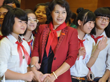 Bà Nguyễn Thị Kim Ngân trò chuyện cùng các cháu học sinh ngoan, học giỏi