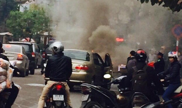 Xe ô tô bốc cháy trên trên đường Nguyễn Hữu Thọ (bán đảo Linh Đàm) - Ảnh: Đ.T