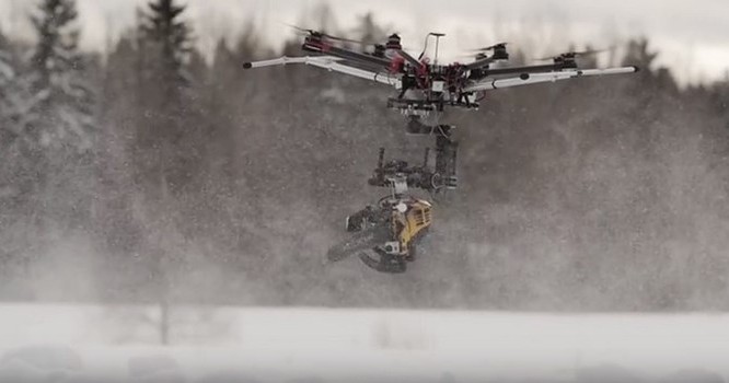 Video: Cận cảnh sát thủ mang cưa xăng tiêu diệt người tuyết