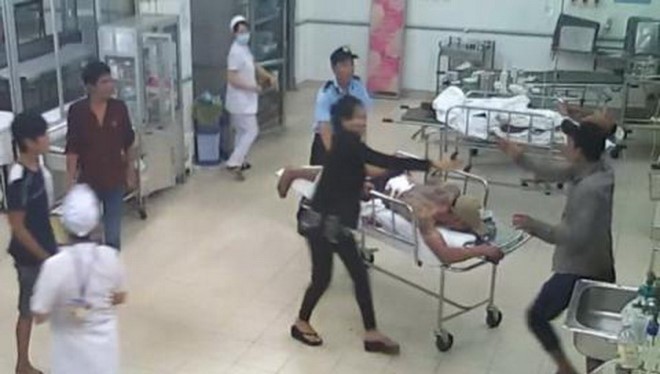 Video: Ngang nhiên hành hung bệnh nhân đang cấp cứu