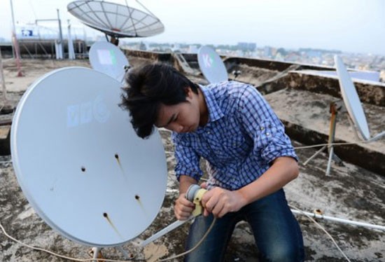 Thứ trưởng Bộ TT&TT Trương Minh Tuấn giao Cục Tần số vô tuyến điện và VTV chủ trì, phối hợp với các đơn vị liên quan nghiên cứu, xác định các địa bàn thực hiện số hóa truyền hình tương tự mặt đất bằng truyền hình vệ tinh. (Ảnh minh họa)
