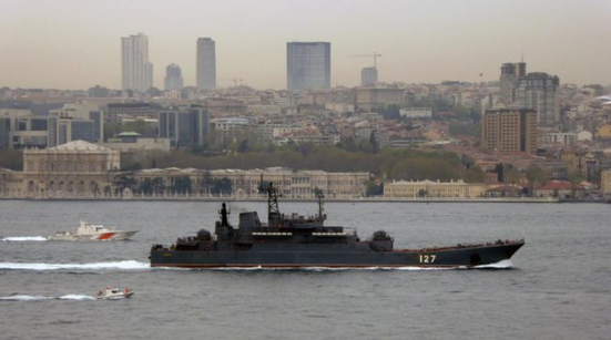 Tàu Thổ Nhĩ Kỳ bao vây tàu Nga ở eo biển Bosporus