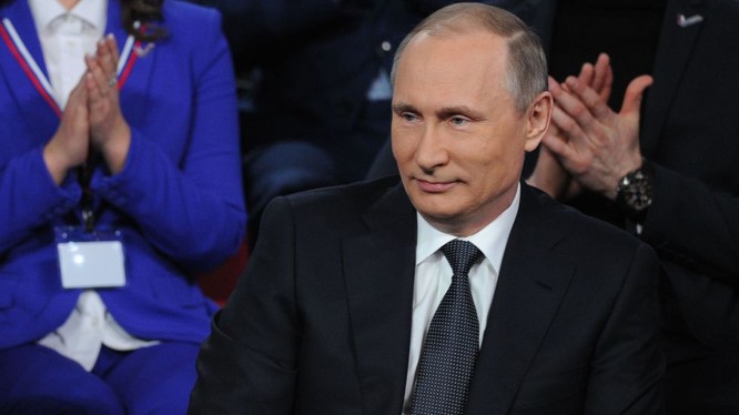 Chùm video: Ông Putin làm thông dịch viên, ca sĩ kiêm... người thích đùa