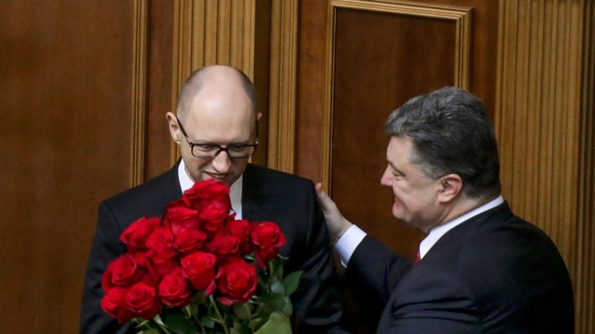Thủ tướng Ukraina Arseniy Yatsenyuk và Tổng thống Pyotr Poroshenko tại cuộc họp đầu tiên của tân nghị viện Ukraina ở Kiev Đọc thêm: http://vn.sputniknews.com/photo/20160411/1493276.html#ixzz45XZQoavV