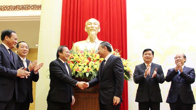 Bộ trưởng Bộ TT&TT Trương Minh Tuấn trao tặng tượng Bác Hồ cho lãnh đạo Bộ GTVT