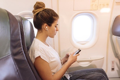 Hầu hết chuyến bay thương mại đều không cho phép hành khách sử dụng điện thoại di động trong chuyến bay.