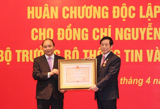 Thủ tướng Nguyễn Xuân Phúc trao Huân chương Độc lập hạng Nhì cho Bộ trưởng Bộ TT&TT Nguyễn Bắc Son. Ảnh: Việt Hải