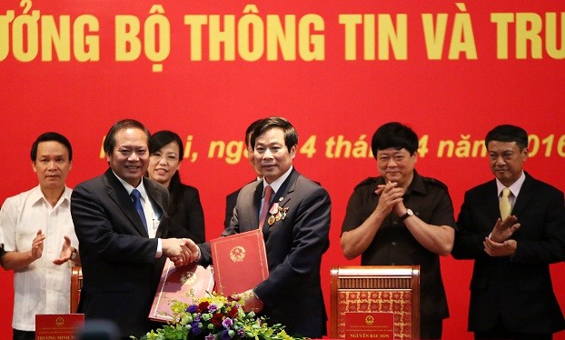 Bộ trưởng Bộ TT&TT Trương Minh Tuấn (bên trái) và nguyên Bộ trưởng Nguyễn Bắc Son ký biên bản bàn giao nhiệm vụ. Ảnh: Thái Anh