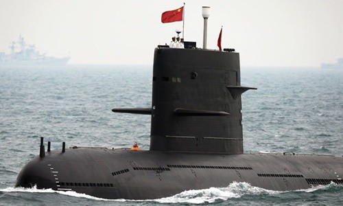 Một tàu ngầm Trung Quốc hồi năm 2009 xuất hiện trong một buổi lễ kỷ niệm 60 năm ngày thành lập lực lượng hải quân nước này tại thành phố Thanh Đảo, tỉnh Sơn Đông. Ảnh: Reuters