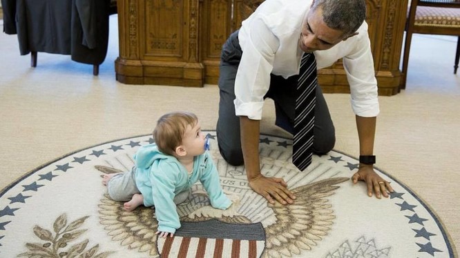 Ông Obama "bò thi" trên sàn cùng bé gái