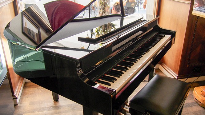 Video: Nữ nghệ sĩ ngực khủng chơi piano làm dân mạng phát sốt
