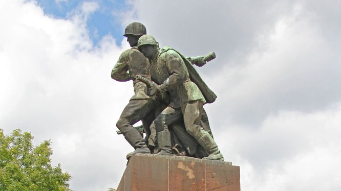 Sẽ khôi phục tượng đài người lính Liên Xô mặc chính quyền Ba Lan phản đối