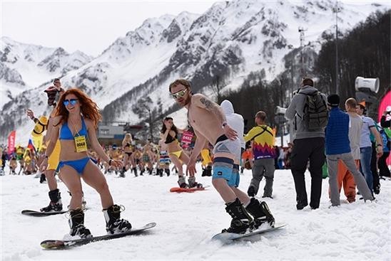 Video: 1.111 người mặc đồ bơi trượt tuyết cùng lúc