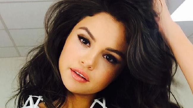 Lộ video hậu trường chụp ảnh bikini cực đốt mắt của Selena Gomez