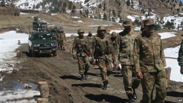 Lính Pakistan tuần tra ở khu vực bộ tộc Ditta Kheil, North Waziristan, nơi quân đội Pakistan đang chiến đấu chống lại các chiến binh và các nhà hoạt động al-Qaeda dọc theo biên giới Afghanistan (Ảnh tư liệu - ngày 08 tháng 3 năm 2011).