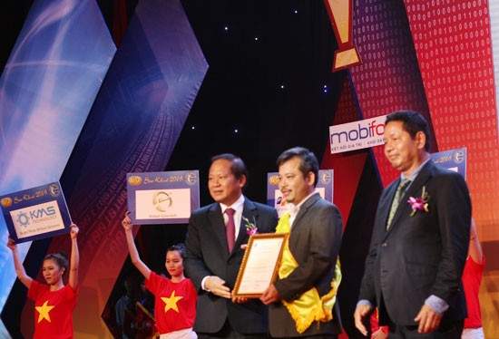Năm 2016 là năm đầu tiên VINASA tiến hành bình chọn danh hiệu "Top 10 Sao Khuê" dành cho các sản phẩm, dịch vụ CNTT xuất sắc nhất năm. (Trong ảnh: Bộ trưởng Bộ TT&TT Trương Minh Tuấn và Chủ tịch VINASA Trương Gia Bình trao chứng nhận cho doanh nghiệp đạt 