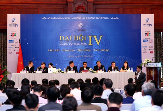Toàn cảnh phiên họp chính thức Đại hội lần thứ IV nhiệm kỳ 2016 - 2020 của Hiệp hội Phần mềm và Dịch vụ CNTT Việt Nam diễn ra ngày 24/4/2016. (Ảnh VINASA cung cấp)
