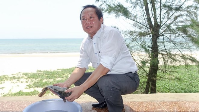 Bộ trưởng Trương Minh Tuấn yêu cầu trong khi chờ cơ quan chuyên môn kết luận các cơ quan báo chí cần khuyến cáo người dân ở các vùng biển nói trên và du khách tránh tâm lý lo ngại dẫn đến tẩy chay các loại hải sản có nguồn gốc rõ ràng làm ảnh hưởng hoạt đ