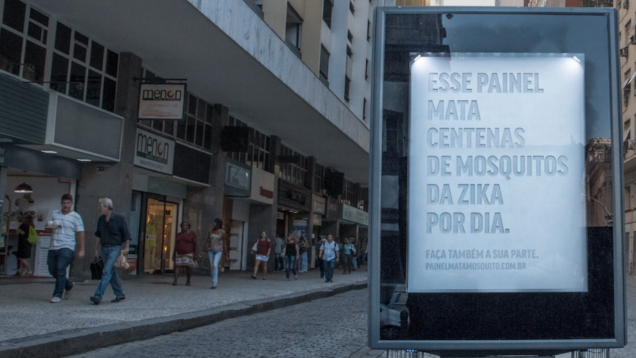 Một bảng hiệu diệt muỗi trên đường phố Brazil.