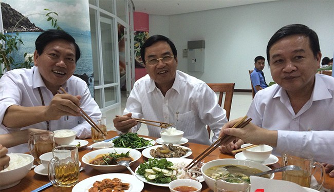 Phó Chủ tịch UBND TP Đà Nẵng Phùng Tấn Viết vui vẻ dùng cơm trưa hải sản với cán bộ công chức tại căn tin Trung tâm hành chính