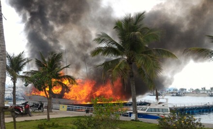 Video: Tàu cháy lớn trên vịnh Hạ Long, du khách lao mình thoát thân