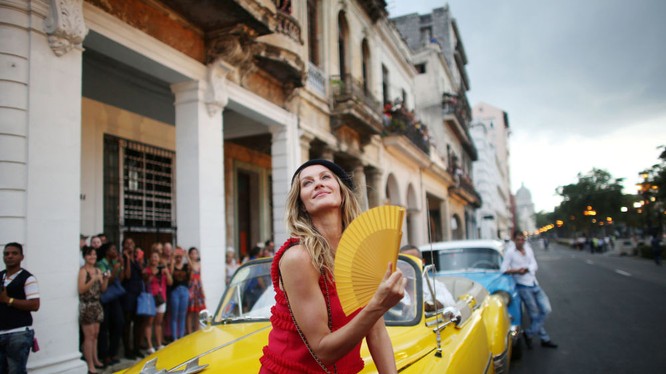 Top model Brazil, người mẫu Gisele Bundchen trong bộ sưu tập cho du thuyền Chanel của nhà thiết kế Karl Lagerfeld trên đường phố Havana, Cuba.