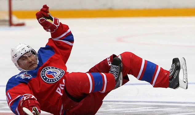 Tổng thống Putin có dịp trổ tài chơi khúc côn cầu trên băng ở thành phố Sochi.