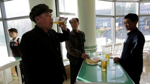 Quán bia đứng nằm trên đường Các nhà khoa học ở Bình Nhưỡng được bán theo lít với giá khoảng 500 won Triều Tiên (85.000 đồng/lít).