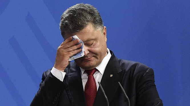 Nghị sĩ Rada đón ông Poroshenko bằng lời hô "Sự nhục nhã!" 
