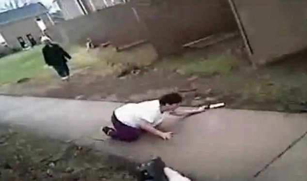 Bà Chieu Di Thi Vo bị cảnh sát Bắc Carolina bắn gục (Ảnh cắt từ video)