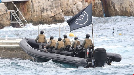 Các sao tham dự LHP Cannes được phen hú vía khi bỗng dưng xuất hiện một đoàn "chiến binh" IS. Ảnh: Twitter