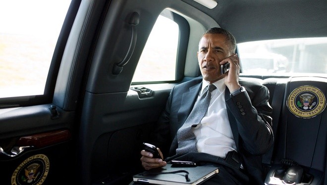 Ông Obama từ lâu đã luôn gắn bó với điện thoại BlackBerry và cũng không được phép chuyển sang sử dụng các thương hiệu khác vì lý do bảo mật thông tin. Nhờ vậy, BlackBerry đôi khi vẫn vô tình được Tổng thống Mỹ "PR miễn phí".