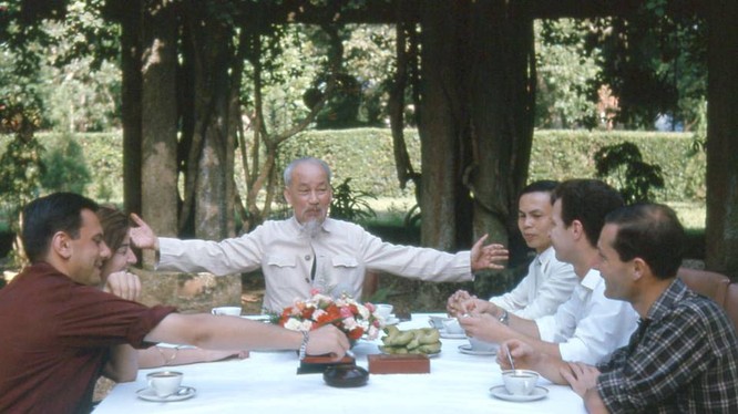 Chủ tịch Hồ Chí Minh tiếp các nhà báo Pháp tại Phủ Chủ tịch, tháng 6 năm 1964.