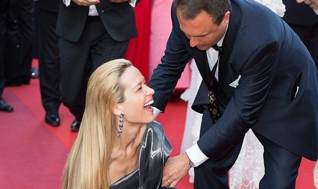 Video: Chân dài Séc 'xoạc cẳng' đo thảm đỏ Cannes