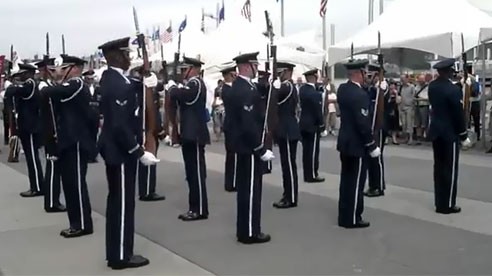 Video: Lính Mỹ múa súng điệu nghệ
