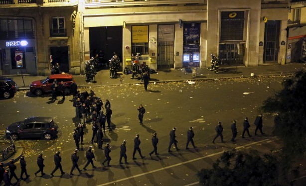 Lực lượng an ninh tại hiện trường vụ khủng bố đẫm máu Paris năm ngoái.
