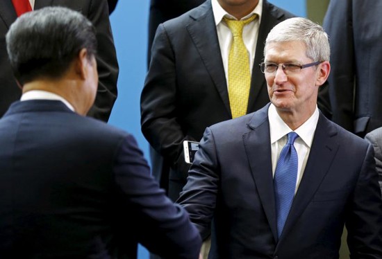 Chủ tịch Trung Quốc Tập Cận Bình bắt tay Tổng Giám đốc Apple Tim Cook trong một sự kiện ngày 23/9/2015 tại thủ phủ Microsoft, Mỹ.